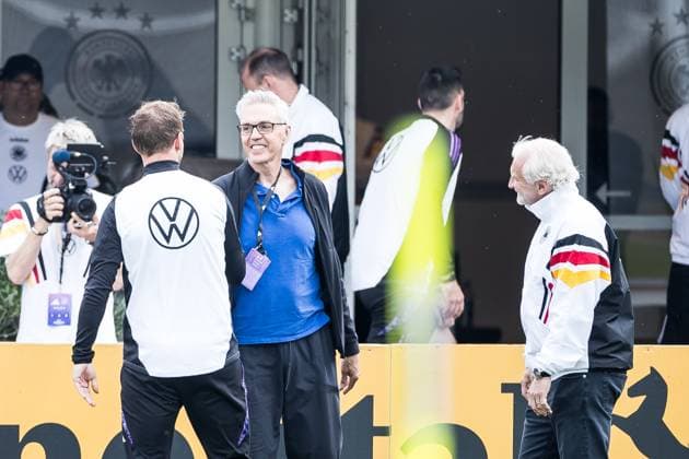 Trainingslager Vorbereitung UEFA EURO 2024 Deutschland; 05.06.2024 Gordon Herbert (Bundestrainer Deutschland Basketball Herren) kommt in Begleitung von Rudi Völler (DFB Direktor A-Nationalmannschaft) an den Trainingsplatz und begrüßt Julian Nagelsmann (Trainer Deutschland) Trainingslager Vorbereitung UEFA EURO 2024 Deutschland - Training; HerzoBase, Herzogenaurach am 05.06.2024 Copyright: xBEAUTIFULxSPORTS Wunderlx