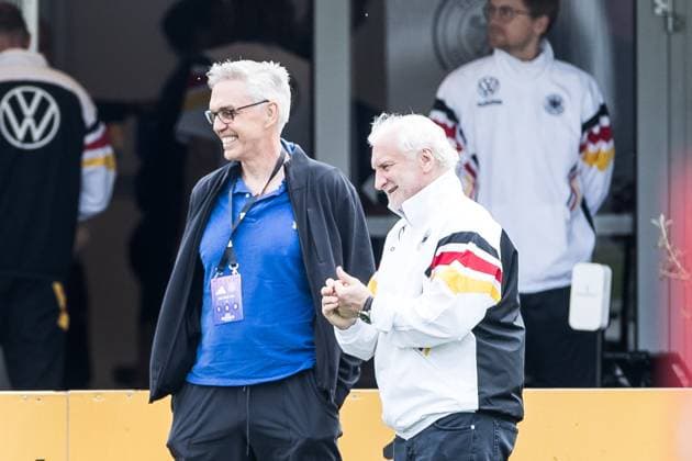 Trainingslager Vorbereitung UEFA EURO 2024 Deutschland; 05.06.2024 Julian Nagelsmann (Trainer Deutschland), Gordon Herbert (Bundestrainer Deutschland Basketball Herren) und Rudi Völler (DFB Direktor A-Nationalmannschaft) unterhalten sich am Trainingsplatz Trainingslager Vorbereitung UEFA EURO 2024 Deutschland - Training; HerzoBase, Herzogenaurach am 05.06.2024 Copyright: xBEAUTIFULxSPORTS Wunderlx