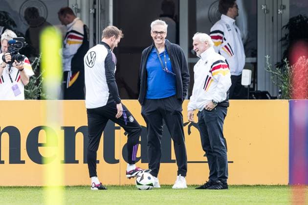Sport Bilder des Tages Trainingslager Vorbereitung UEFA EURO 2024 Deutschland; 05.06.2024 Julian Nagelsmann (Trainer Deutschland), Gordon Herbert (Bundestrainer Deutschland Basketball Herren) und Rudi Völler (DFB Direktor A-Nationalmannschaft) unterhalten sich am Trainingsplatz Trainingslager Vorbereitung UEFA EURO 2024 Deutschland - Training; HerzoBase, Herzogenaurach am 05.06.2024 Copyright: xBEAUTIFULxSPORTS Wunderlx