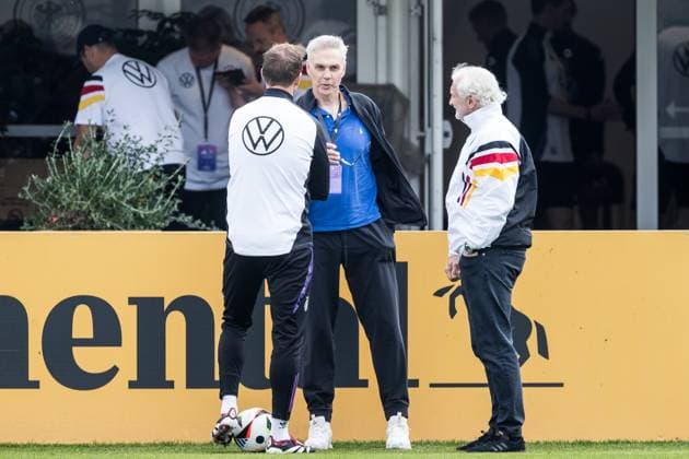 Trainingslager Vorbereitung UEFA EURO 2024 Deutschland; 05.06.2024 Julian Nagelsmann (Trainer Deutschland), Gordon Herbert (Bundestrainer Deutschland Basketball Herren) und Rudi Völler (DFB Direktor A-Nationalmannschaft) unterhalten sich am Trainingsplatz Trainingslager Vorbereitung UEFA EURO 2024 Deutschland - Training; HerzoBase, Herzogenaurach am 05.06.2024 Copyright: xBEAUTIFULxSPORTS Wunderlx