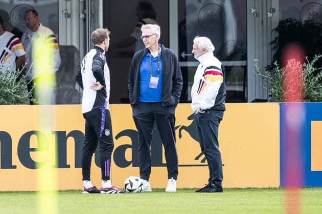 Trainingslager Vorbereitung UEFA EURO 2024 Deutschland; 05.06.2024 Julian Nagelsmann (Trainer Deutschland), Gordon Herbert (Bundestrainer Deutschland Basketball Herren) und Rudi Völler (DFB Direktor A-Nationalmannschaft) unterhalten sich am Trainingsplatz Trainingslager Vorbereitung UEFA EURO 2024 Deutschland - Training; HerzoBase, Herzogenaurach am 05.06.2024 Copyright: xBEAUTIFULxSPORTS Wunderlx
