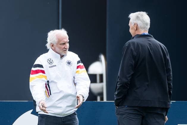 Trainingslager Vorbereitung UEFA EURO 2024 Deutschland; 05.06.2024 Rudi Völler (DFB Direktor A-Nationalmannschaft) unterhält sich mit Gordon Herbert (Bundestrainer Deutschland Basketball Herren) Trainingslager Vorbereitung UEFA EURO 2024 Deutschland - Training; HerzoBase, Herzogenaurach am 05.06.2024 Copyright: xBEAUTIFULxSPORTS Wunderlx