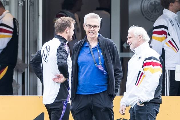 Trainingslager Vorbereitung UEFA EURO 2024 Deutschland; 05.06.2024 Julian Nagelsmann (Trainer Deutschland), Gordon Herbert (Bundestrainer Deutschland Basketball Herren) und Rudi Völler (DFB Direktor A-Nationalmannschaft) unterhalten sich am Trainingsplatz Trainingslager Vorbereitung UEFA EURO 2024 Deutschland - Training; HerzoBase, Herzogenaurach am 05.06.2024 Copyright: xBEAUTIFULxSPORTS Wunderlx