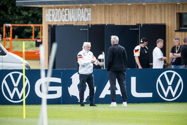 Trainingslager Vorbereitung UEFA EURO 2024 Deutschland; 05.06.2024 Rudi Völler (DFB Direktor A-Nationalmannschaft) unterhält sich mit Gordon Herbert (Bundestrainer Deutschland Basketball Herren) Trainingslager Vorbereitung UEFA EURO 2024 Deutschland - Training; HerzoBase, Herzogenaurach am 05.06.2024 Copyright: xBEAUTIFULxSPORTS Wunderlx