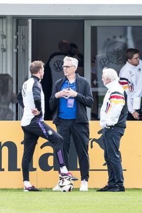 Trainingslager Vorbereitung UEFA EURO 2024 Deutschland; 05.06.2024 Julian Nagelsmann (Trainer Deutschland), Gordon Herbert (Bundestrainer Deutschland Basketball Herren) und Rudi Völler (DFB Direktor A-Nationalmannschaft) unterhalten sich am Trainingsplatz Trainingslager Vorbereitung UEFA EURO 2024 Deutschland - Training; HerzoBase, Herzogenaurach am 05.06.2024 Copyright: xBEAUTIFULxSPORTS Wunderlx