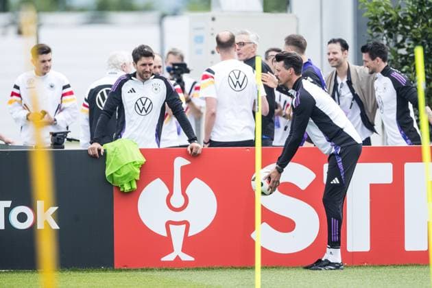 Trainingslager Vorbereitung UEFA EURO 2024 Deutschland; 05.06.2024 Sandro Wagner (Co-Trainer Deutschland) wirft einen Ball Trainingslager Vorbereitung UEFA EURO 2024 Deutschland - Training; HerzoBase, Herzogenaurach am 05.06.2024 Copyright: xBEAUTIFULxSPORTS Wunderlx