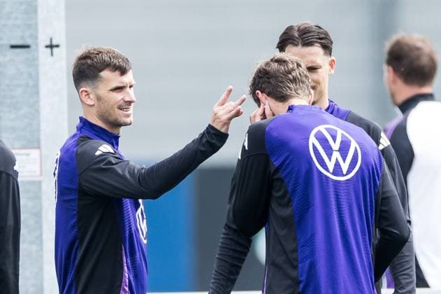 Trainingslager Vorbereitung UEFA EURO 2024 Deutschland; 05.06.2024 Thomas Müller (Deutschland, 13) bekommt Ohrenschnipser von Pascal Groß (Deutschland, 5) Trainingslager Vorbereitung UEFA EURO 2024 Deutschland - Training; HerzoBase, Herzogenaurach am 05.06.2024 Copyright: xBEAUTIFULxSPORTS Wunderlx