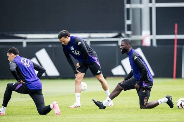 Trainingslager Vorbereitung UEFA EURO 2024 Deutschland; 05.06.2024 Antonio Rüdiger (Deutschland) dehnt sich Trainingslager Vorbereitung UEFA EURO 2024 Deutschland - Training; HerzoBase, Herzogenaurach am 05.06.2024 Copyright: xBEAUTIFULxSPORTS Wunderlx