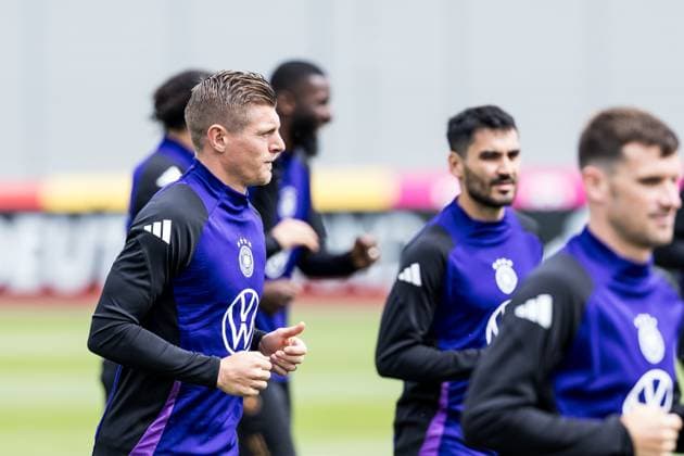 Trainingslager Vorbereitung UEFA EURO 2024 Deutschland; 05.06.2024 Toni Kroos (Deutschland) läuft sich warm Trainingslager Vorbereitung UEFA EURO 2024 Deutschland - Training; HerzoBase, Herzogenaurach am 05.06.2024 Copyright: xBEAUTIFULxSPORTS Wunderlx