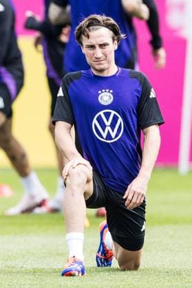 Trainingslager Vorbereitung UEFA EURO 2024 Deutschland; 05.06.2024 Rocco Reitz (Deutschland, 19) dehnt sich Trainingslager Vorbereitung UEFA EURO 2024 Deutschland - Training; HerzoBase, Herzogenaurach am 05.06.2024 Copyright: xBEAUTIFULxSPORTS Wunderlx