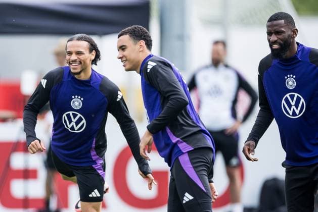 Trainingslager Vorbereitung UEFA EURO 2024 Deutschland; 05.06.2024 Leroy Sane (Deutschland) dehnt sich lachend Trainingslager Vorbereitung UEFA EURO 2024 Deutschland - Training; HerzoBase, Herzogenaurach am 05.06.2024 Copyright: xBEAUTIFULxSPORTS Wunderlx