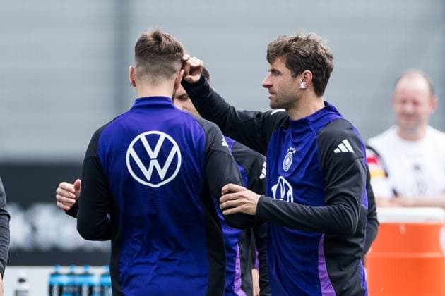Trainingslager Vorbereitung UEFA EURO 2024 Deutschland; 05.06.2024 Niclas Füllkrug (Deutschland) bekommt Ohrschnipser von Thomas Müller (Deutschland, 13) Trainingslager Vorbereitung UEFA EURO 2024 Deutschland - Training; HerzoBase, Herzogenaurach am 05.06.2024 Copyright: xBEAUTIFULxSPORTS Wunderlx