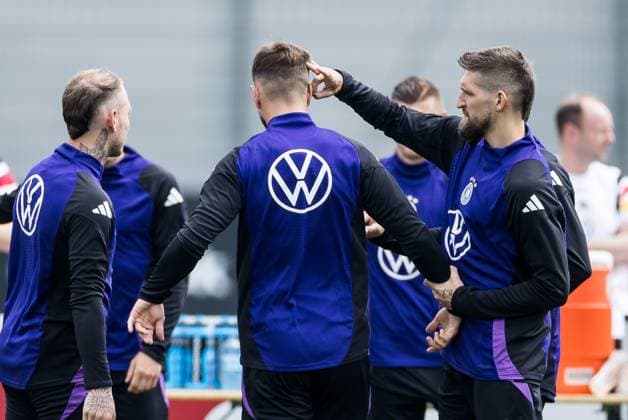 Trainingslager Vorbereitung UEFA EURO 2024 Deutschland; 05.06.2024 Niclas Füllkrug (Deutschland) bekommt Ohrschnipser von Robert Andrich (Deutschland, 23) Trainingslager Vorbereitung UEFA EURO 2024 Deutschland - Training; HerzoBase, Herzogenaurach am 05.06.2024 Copyright: xBEAUTIFULxSPORTS Wunderlx