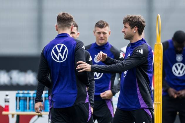 Trainingslager Vorbereitung UEFA EURO 2024 Deutschland; 05.06.2024 Niclas Füllkrug (Deutschland) wehrt sich gegen Ohrschnipser von Thomas Müller (Deutschland, 13) Trainingslager Vorbereitung UEFA EURO 2024 Deutschland - Training; HerzoBase, Herzogenaurach am 05.06.2024 Copyright: xBEAUTIFULxSPORTS Wunderlx