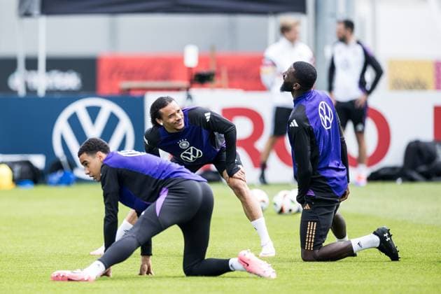 Trainingslager Vorbereitung UEFA EURO 2024 Deutschland; 05.06.2024 Leroy Sane (Deutschland), Antonio Rüdiger (Deutschland) dehnen sich Trainingslager Vorbereitung UEFA EURO 2024 Deutschland - Training; HerzoBase, Herzogenaurach am 05.06.2024 Copyright: xBEAUTIFULxSPORTS Wunderlx