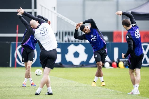 Trainingslager Vorbereitung UEFA EURO 2024 Deutschland; 05.06.2024 Benjamin Henrichs (Deutschland, 20) dehnt sich Trainingslager Vorbereitung UEFA EURO 2024 Deutschland - Training; HerzoBase, Herzogenaurach am 05.06.2024 Copyright: xBEAUTIFULxSPORTS Wunderlx
