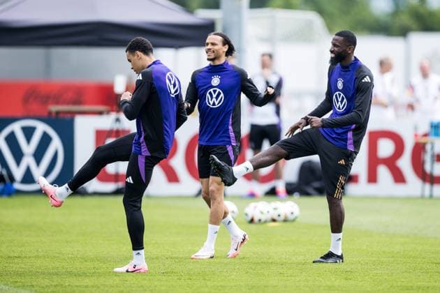 Trainingslager Vorbereitung UEFA EURO 2024 Deutschland; 05.06.2024 Leroy Sane (Deutschland), Antonio Rüdiger (Deutschland) dehnen sich Trainingslager Vorbereitung UEFA EURO 2024 Deutschland - Training; HerzoBase, Herzogenaurach am 05.06.2024 Copyright: xBEAUTIFULxSPORTS Wunderlx