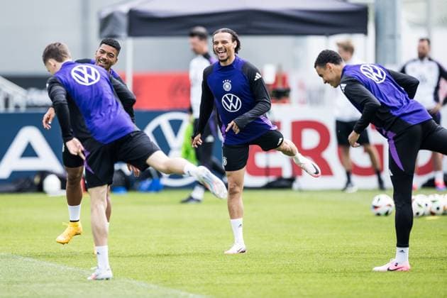 Trainingslager Vorbereitung UEFA EURO 2024 Deutschland; 05.06.2024 Leroy Sane (Deutschland) dehnt sich lachend Trainingslager Vorbereitung UEFA EURO 2024 Deutschland - Training; HerzoBase, Herzogenaurach am 05.06.2024 Copyright: xBEAUTIFULxSPORTS Wunderlx