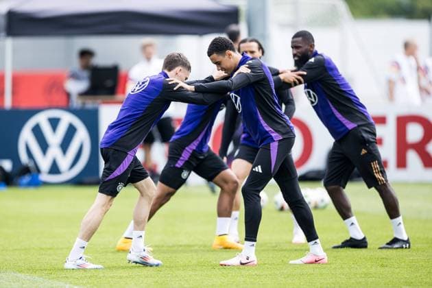 Trainingslager Vorbereitung UEFA EURO 2024 Deutschland; 05.06.2024 Florian Wirtz (Deutschland, 17) und Jamal Musiala (Deutschland, 10) dehnen sich Trainingslager Vorbereitung UEFA EURO 2024 Deutschland - Training; HerzoBase, Herzogenaurach am 05.06.2024 Copyright: xBEAUTIFULxSPORTS Wunderlx