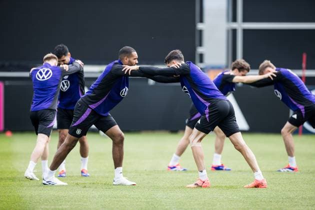 Trainingslager Vorbereitung UEFA EURO 2024 Deutschland; 05.06.2024 Jonathan Tah (Deutschland, 4) und Kai Havertz (Deutschland, 7) dehnen sich Trainingslager Vorbereitung UEFA EURO 2024 Deutschland - Training; HerzoBase, Herzogenaurach am 05.06.2024 Copyright: xBEAUTIFULxSPORTS Wunderlx