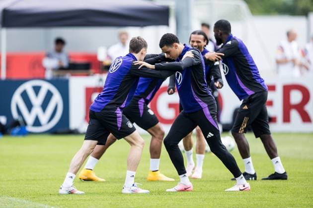 Trainingslager Vorbereitung UEFA EURO 2024 Deutschland; 05.06.2024 Florian Wirtz (Deutschland, 17) und Jamal Musiala (Deutschland, 10) dehnen sich Trainingslager Vorbereitung UEFA EURO 2024 Deutschland - Training; HerzoBase, Herzogenaurach am 05.06.2024 Copyright: xBEAUTIFULxSPORTS Wunderlx