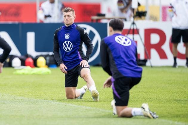 Trainingslager Vorbereitung UEFA EURO 2024 Deutschland; 05.06.2024 Toni Kroos (Deutschland) dehnts ich Trainingslager Vorbereitung UEFA EURO 2024 Deutschland - Training; HerzoBase, Herzogenaurach am 05.06.2024 Copyright: xBEAUTIFULxSPORTS Wunderlx