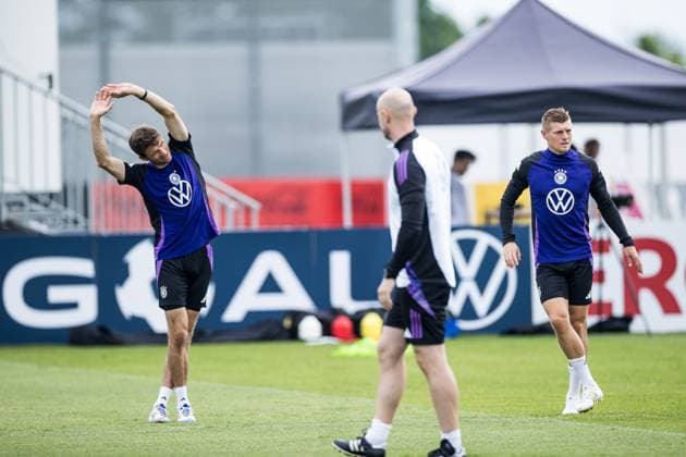 Trainingslager Vorbereitung UEFA EURO 2024 Deutschland; 05.06.2024 Thomas Müller (Deutschland, 13) und Toni Kroos (Deutschland) dehnen sich Trainingslager Vorbereitung UEFA EURO 2024 Deutschland - Training; HerzoBase, Herzogenaurach am 05.06.2024 Copyright: xBEAUTIFULxSPORTS Wunderlx