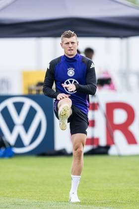 Trainingslager Vorbereitung UEFA EURO 2024 Deutschland; 05.06.2024 Toni Kroos (Deutschland) dehnt sich Trainingslager Vorbereitung UEFA EURO 2024 Deutschland - Training; HerzoBase, Herzogenaurach am 05.06.2024 Copyright: xBEAUTIFULxSPORTS Wunderlx