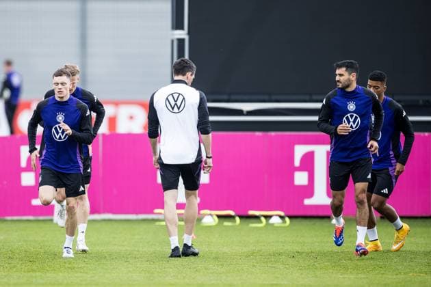 Trainingslager Vorbereitung UEFA EURO 2024 Deutschland; 05.06.2024 Florian Wirtz (Deutschland, 17) und Ilkay Gündogan (Deutschland, 21) im Warm Up Trainingslager Vorbereitung UEFA EURO 2024 Deutschland - Training; HerzoBase, Herzogenaurach am 05.06.2024 Copyright: xBEAUTIFULxSPORTS Wunderlx