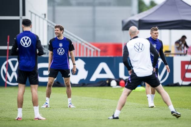 Trainingslager Vorbereitung UEFA EURO 2024 Deutschland; 05.06.2024 Thomas Müller (Deutschland, 13) lachend im Warm Up Trainingslager Vorbereitung UEFA EURO 2024 Deutschland - Training; HerzoBase, Herzogenaurach am 05.06.2024 Copyright: xBEAUTIFULxSPORTS Wunderlx