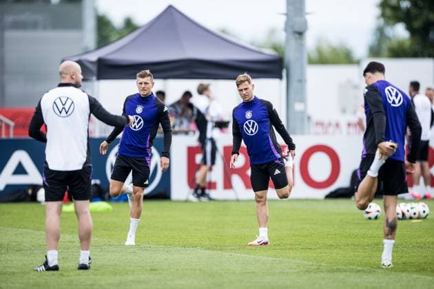 Trainingslager Vorbereitung UEFA EURO 2024 Deutschland; 05.06.2024 Toni Kroos (Deutschland) und Joshua Kimmich (Deutschland, 6) dehnen sich im Warm Up Trainingslager Vorbereitung UEFA EURO 2024 Deutschland - Training; HerzoBase, Herzogenaurach am 05.06.2024 Copyright: xBEAUTIFULxSPORTS Wunderlx