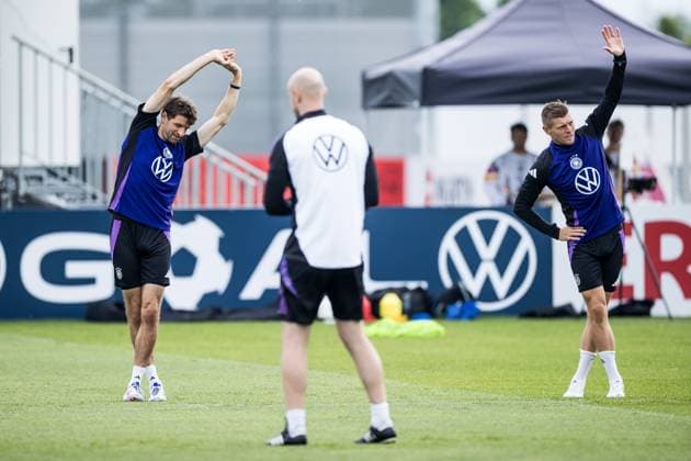 Trainingslager Vorbereitung UEFA EURO 2024 Deutschland; 05.06.2024 Thomas Müller (Deutschland, 13) und Toni Kroos (Deutschland) dehnen sich Trainingslager Vorbereitung UEFA EURO 2024 Deutschland - Training; HerzoBase, Herzogenaurach am 05.06.2024 Copyright: xBEAUTIFULxSPORTS Wunderlx