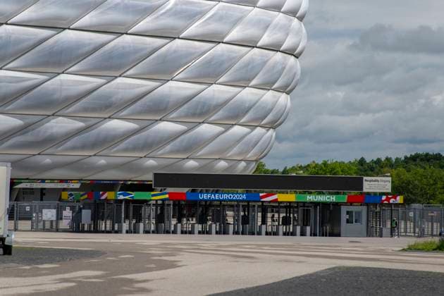 30.05.2024, Fussball Europameisterschaft 2024, Das EM-Stadion München Fußball Arena, so heisst die Allianz-Arena München während der EM, an der Fassade wurde bereits der urprüngliche Name abmontiert. Eingangsbereich mit den Zugangskontroll-Kreuzen.