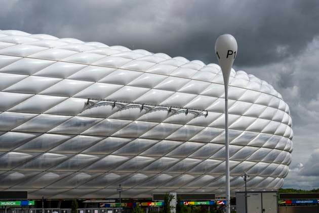 30.05.2024, Fussball Europameisterschaft 2024, Das EM-Stadion München Fußball Arena, so heisst die Allianz-Arena München während der EM, an der Fassade wurde bereits der urprüngliche Name abmontiert.