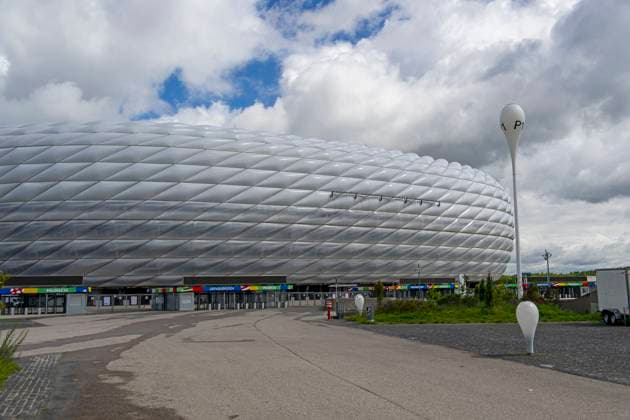 30.05.2024, Fussball Europameisterschaft 2024, Das EM-Stadion München Fußball Arena, so heisst die Allianz-Arena München während der EM, an der Fassade wurde bereits der urprüngliche Name abmontiert.