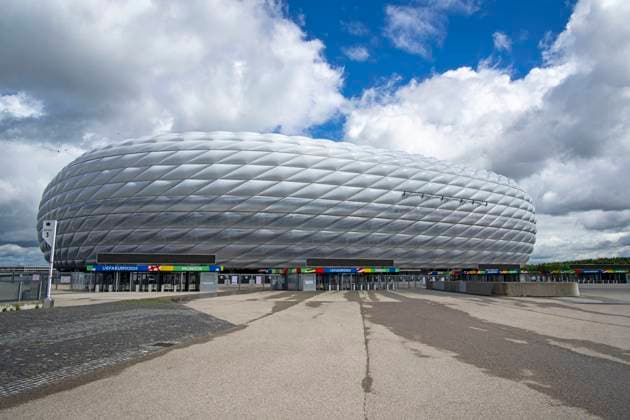30.05.2024, Fussball Europameisterschaft 2024, Das EM-Stadion München Fußball Arena, so heisst die Allianz-Arena München während der EM, an der Fassade wurde bereits der urprüngliche Name abmontiert.