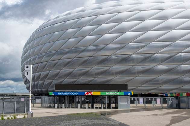 30.05.2024, Fussball Europameisterschaft 2024, Das EM-Stadion München Fußball Arena, so heisst die Allianz-Arena München während der EM, an der Fassade wurde bereits der urprüngliche Name abmontiert. Eingangsbereich mit den Zugangskontroll-Kreuzen.