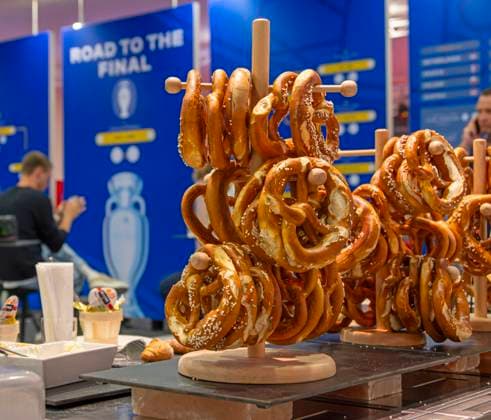 30.05.2024, Fussball Europameisterschaft 2024, Das EM-Stadion München Fußball Arena, so heisst die Allianz-Arena München während der EM, Traditionelles Essen, Brezen im Presseraum bei der PK.