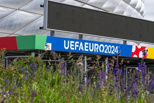 30.05.2024, Fussball Europameisterschaft 2024, Das EM-Stadion München Fußball Arena, so heisst die Allianz-Arena München während der EM, an der Fassade wurde bereits der urprüngliche Name abmontiert. Blumen blühen auf der Esplanade