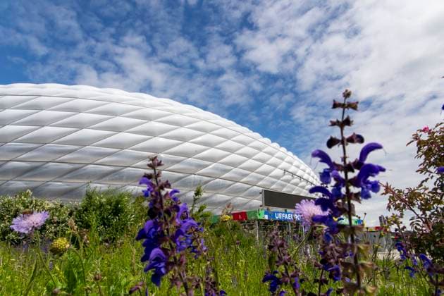 30.05.2024, Fussball Europameisterschaft 2024, Das EM-Stadion München Fußball Arena, so heisst die Allianz-Arena München während der EM, an der Fassade wurde bereits der urprüngliche Name abmontiert. Blumen blühen auf der Esplanade