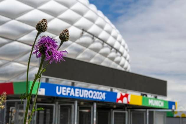 30.05.2024, Fussball Europameisterschaft 2024, Das EM-Stadion München Fußball Arena, so heisst die Allianz-Arena München während der EM, an der Fassade wurde bereits der urprüngliche Name abmontiert. Blumen blühen auf der Esplanade