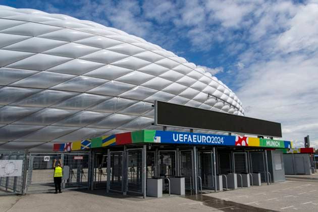 30.05.2024, Fussball Europameisterschaft 2024, Das EM-Stadion München Fußball Arena, so heisst die Allianz-Arena München während der EM, an der Fassade wurde bereits der urprüngliche Name abmontiert. Eingangsbereich mit den Zugangskontroll-Kreuzen.