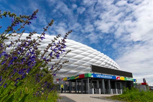 Sport Bilder des Tages 30.05.2024, Fussball Europameisterschaft 2024, Das EM-Stadion München Fußball Arena, so heisst die Allianz-Arena München während der EM, an der Fassade wurde bereits der urprüngliche Name abmontiert. Blumen blühen auf der Esplanade