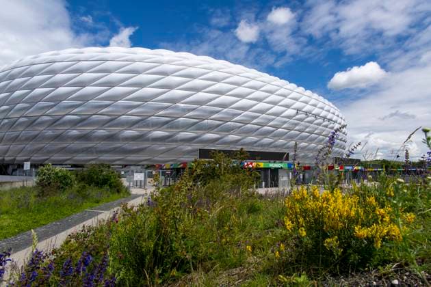 30.05.2024, Fussball Europameisterschaft 2024, Das EM-Stadion München Fußball Arena, so heisst die Allianz-Arena München während der EM, an der Fassade wurde bereits der urprüngliche Name abmontiert. Blumen blühen auf der Esplanade