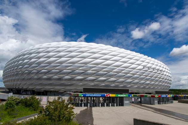 30.05.2024, Fussball Europameisterschaft 2024, Das EM-Stadion München Fußball Arena, so heisst die Allianz-Arena München während der EM, an der Fassade wurde bereits der urprüngliche Name abmontiert. Eingangsbereich mit den Zugangskontroll-Kreuzen.
