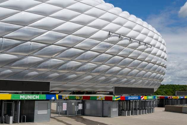 30.05.2024, Fussball Europameisterschaft 2024, Das EM-Stadion München Fußball Arena, so heisst die Allianz-Arena München während der EM, an der Fassade wurde bereits der urprüngliche Name abmontiert. Eingangsbereich mit den Zugangskontroll-Kreuzen.