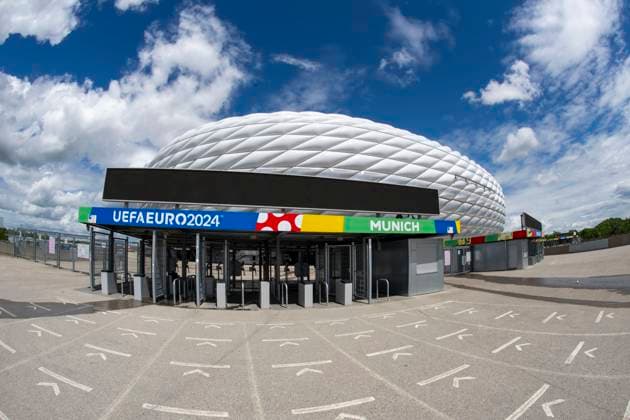 30.05.2024, Fussball Europameisterschaft 2024, Das EM-Stadion München Fußball Arena, so heisst die Allianz-Arena München während der EM, an der Fassade wurde bereits der urprüngliche Name abmontiert. Eingangsbereich mit den Zugangskontroll-Kreuzen.