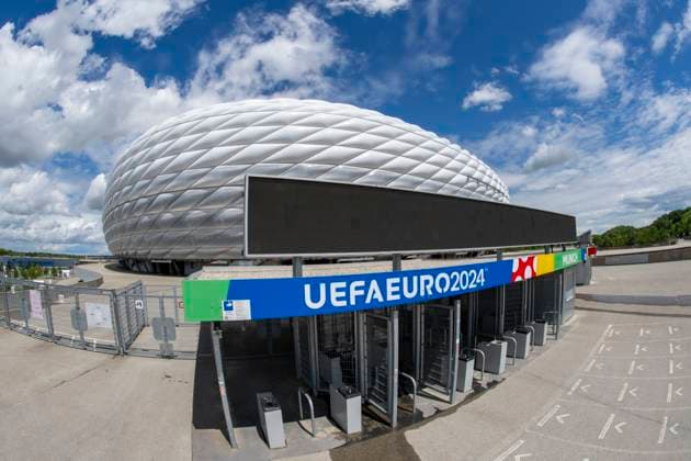 30.05.2024, Fussball Europameisterschaft 2024, Das EM-Stadion München Fußball Arena, so heisst die Allianz-Arena München während der EM, an der Fassade wurde bereits der urprüngliche Name abmontiert. Eingangsbereich mit den Zugangskontroll-Kreuzen.