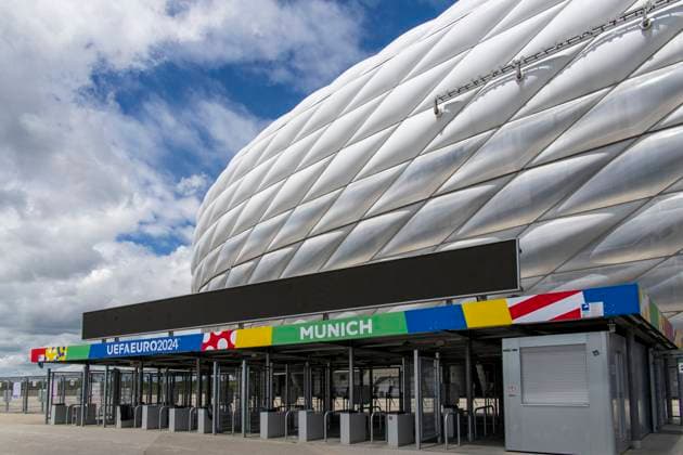30.05.2024, Fussball Europameisterschaft 2024, Das EM-Stadion München Fußball Arena, so heisst die Allianz-Arena München während der EM, an der Fassade wurde bereits der urprüngliche Name abmontiert. Eingangsbereich mit den Zugangskontroll-Kreuzen.