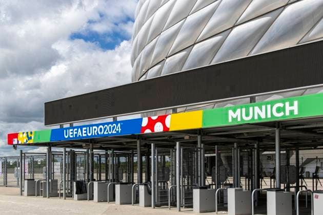 30.05.2024, Fussball Europameisterschaft 2024, Das EM-Stadion München Fußball Arena, so heisst die Allianz-Arena München während der EM, an der Fassade wurde bereits der urprüngliche Name abmontiert. Eingangsbereich mit den Zugangskontroll-Kreuzen.